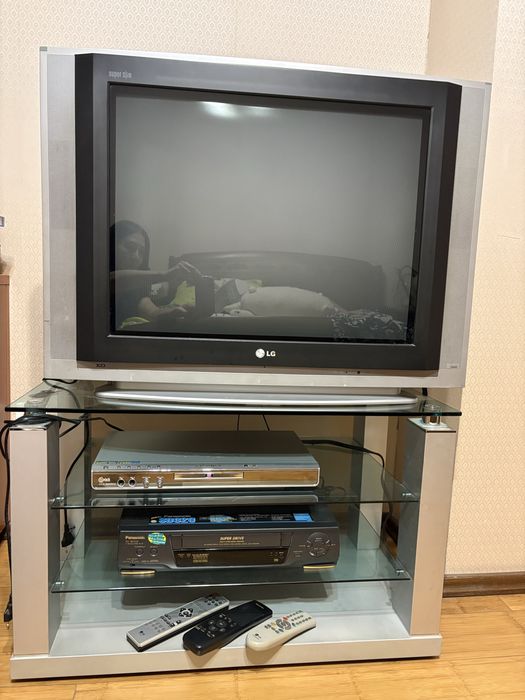 телевизор + DVD + видеомагнитофон