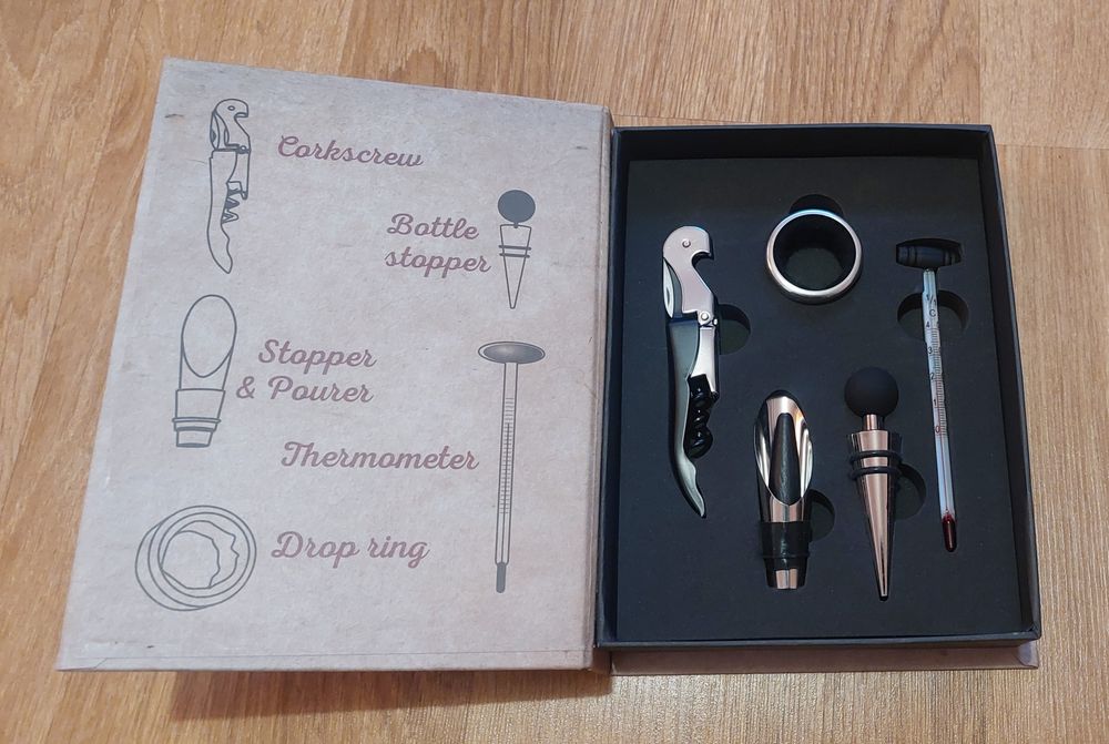 Set accesorii pentru servirea vinului