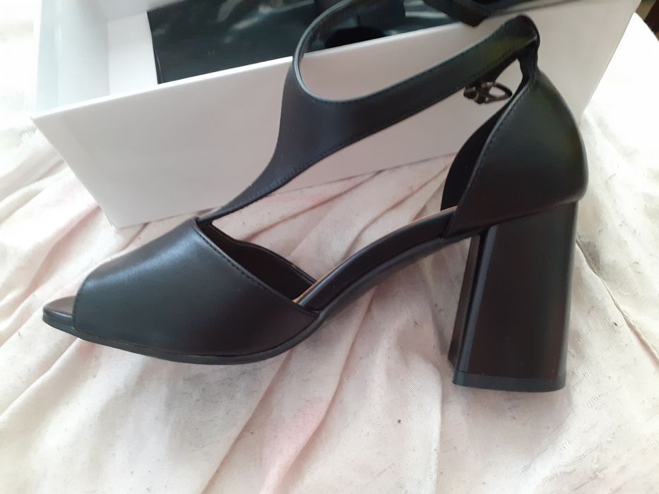 Продам туфли на каблуке новые