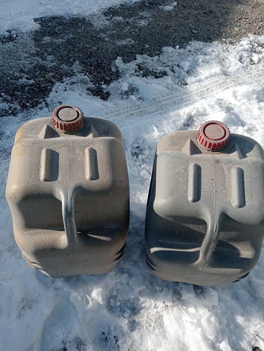 Канистры пластмассовые.