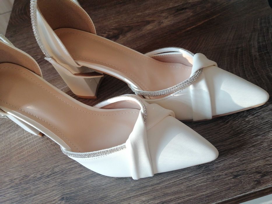 Елегантни дамски обувки на ток