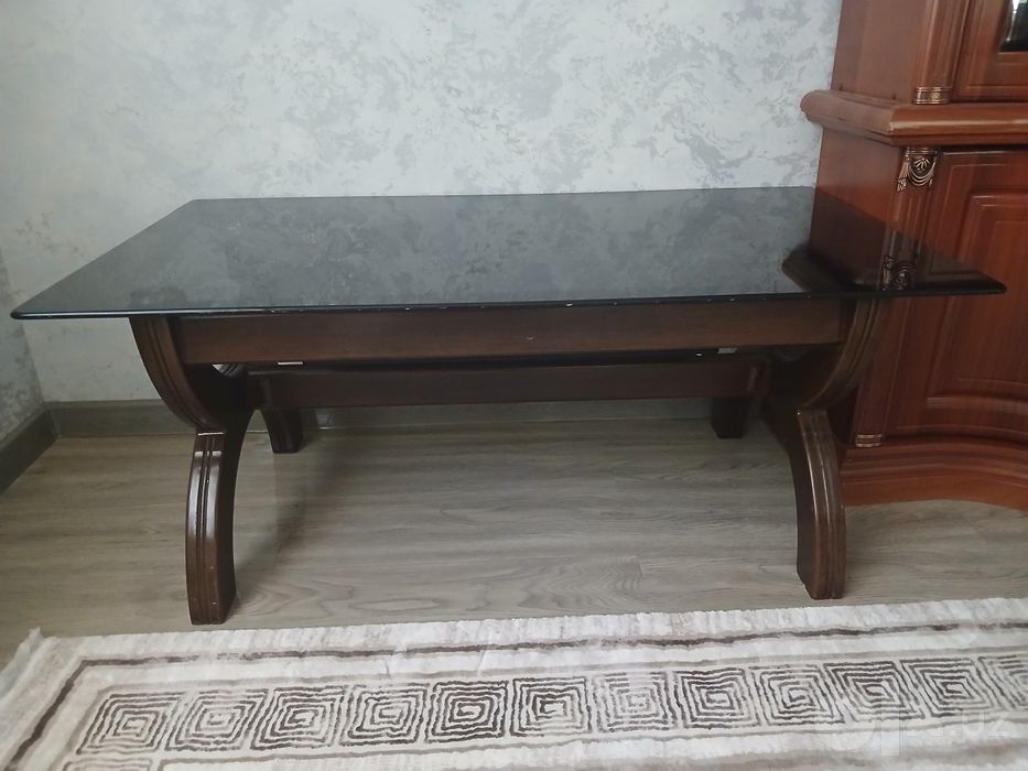 Продается комплект диван- кресло с журнальным столиком