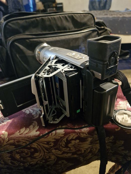 Видеокамера продам срочно