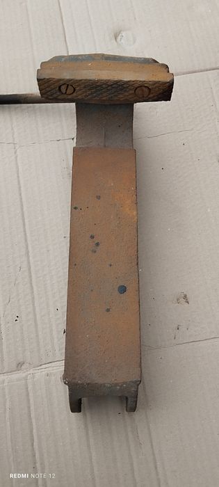 Corp menghină cu șurub