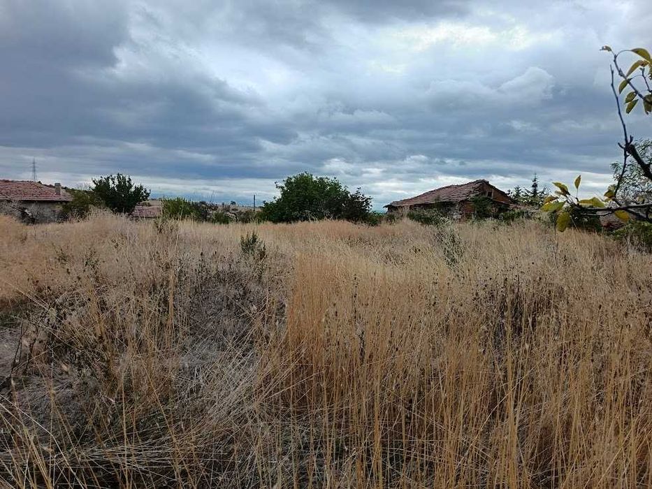 Масивна двуетажна къща в село Младиново