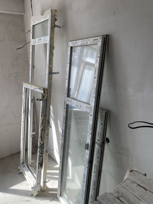 пластиковая окно и дверь в паре