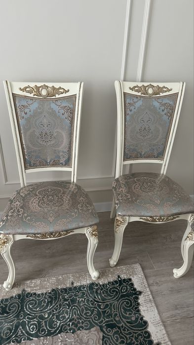 Стол и стулья для гостиной