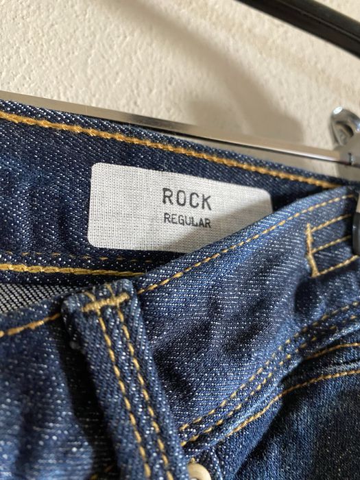 Blugi noi cu eticheta