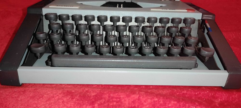 Masina de scris  portabila  ANITECH MS 200  o vand ca defecta