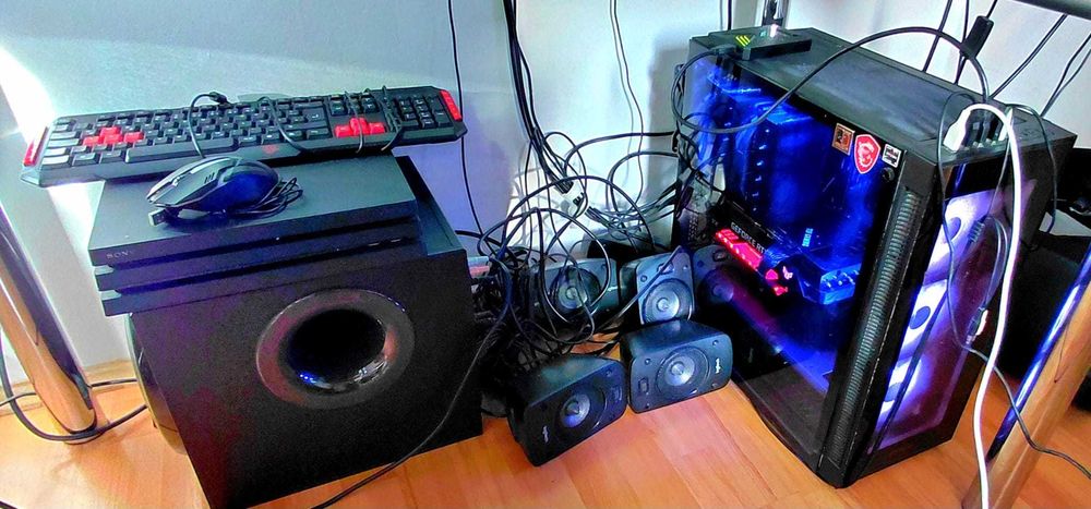 Gaming-Setup + 3 Monitore + Logitech Z906 5.1