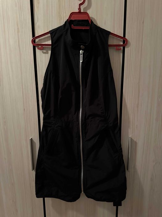 Черна спортно-елегантна рокля