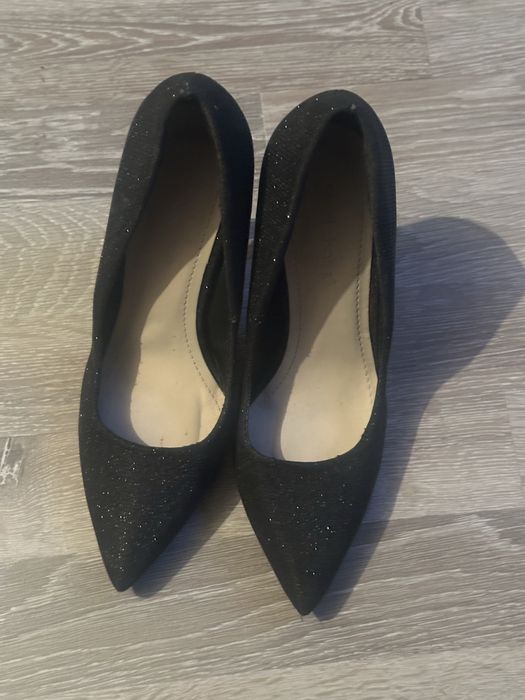 Pantofi sandale cu toc elegante mărimea 35,36, și 37