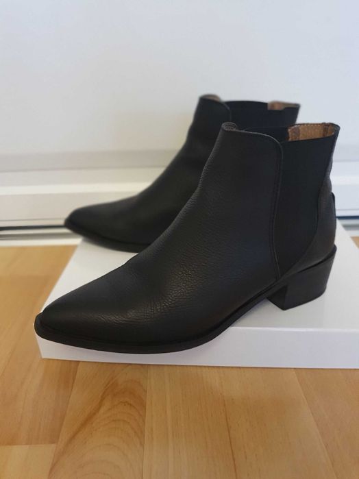 Ghete negre de piele