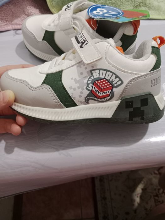 Продам детские кроссовки