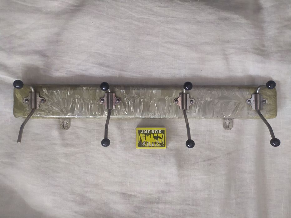 Вешалки бытовые настенные
