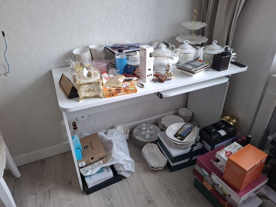 Продам  стол выдвижным ящиком для компа