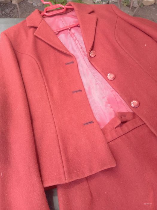 Vând costum de dama din stofa grena, costum vesta și fusta midi