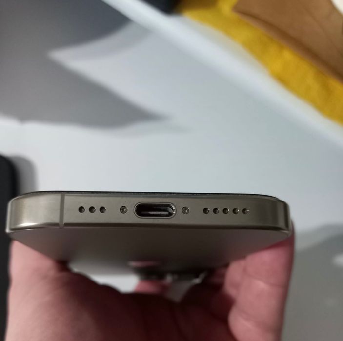 Vând iPhone 16 Pro [128GB] - Natural Titanium - Ca nou