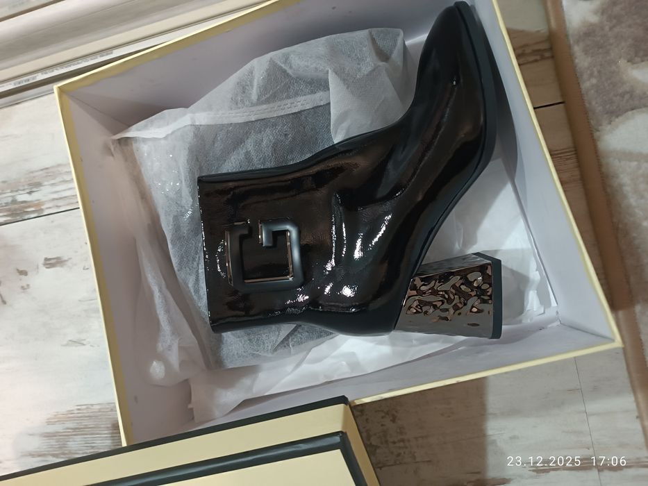 Дамски боти естествен  лак 37