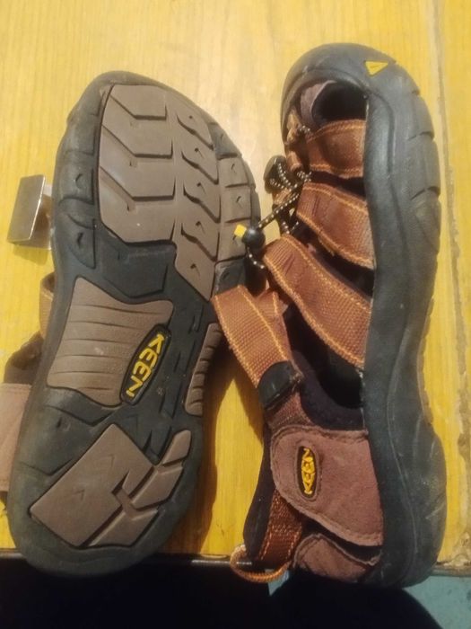 Продавам детски обувки 38 номер KEEN