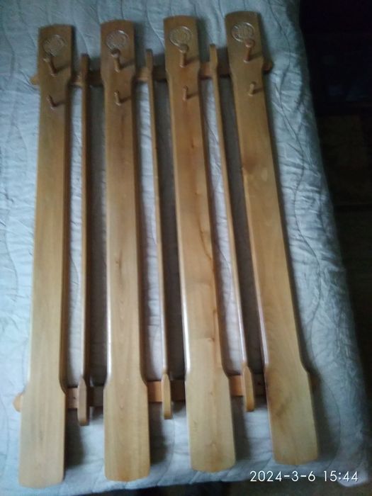 Стенна дървена закачалка за дрехи от масивно здраво дърво