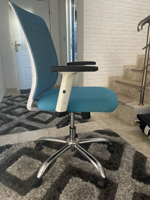 Ефектен и удобен въртящ се офис стол