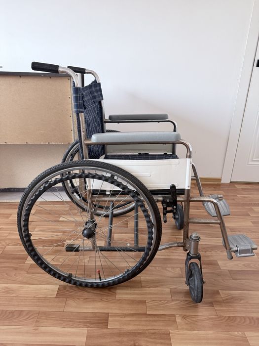 Продам инвалидную коляску