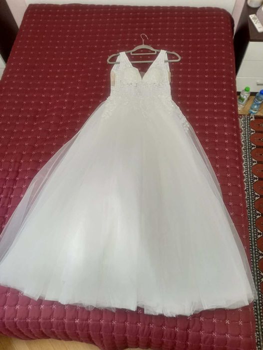 булчинска рокля, размер М, стил "бохо". От тюл с дантелени апликации. Цвят "Ivory"/слонова кост.