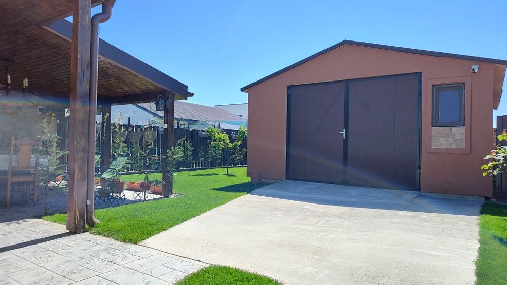 Proprietar vând Duplex parter cu  Garaj  - 35 mp.  Preț 147.000 E.