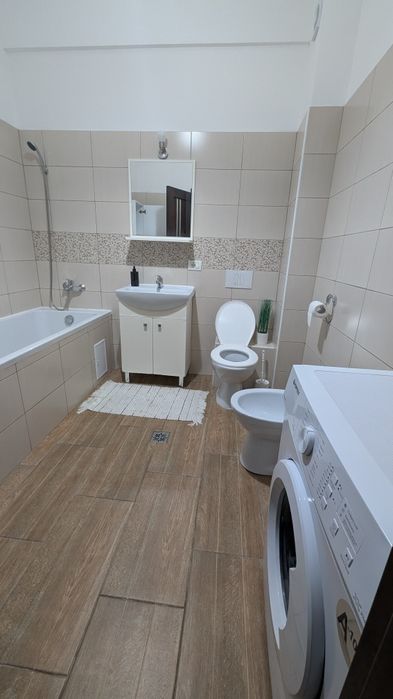 Închiriez apartament cu doua camere!