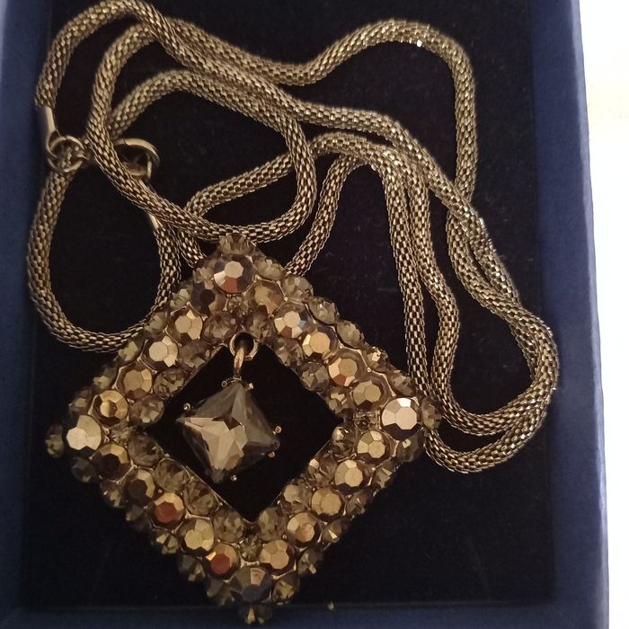 Кулон с камнями под Сваровски