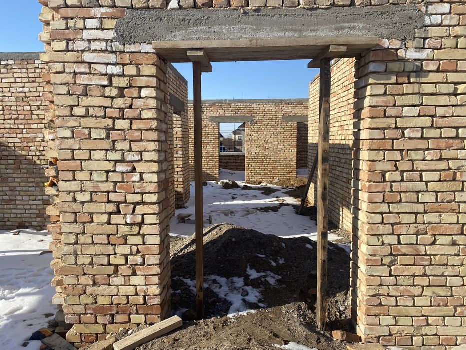 Продается не достроенный дом.