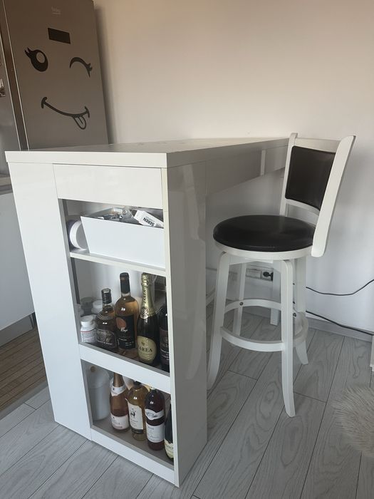 Vand masa bar plus un scaun in stare buna