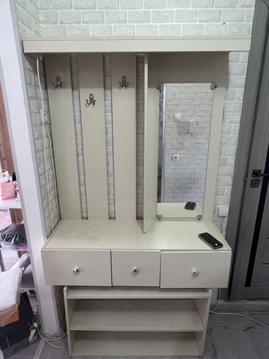 Прихожий в хорошем состаянии!!