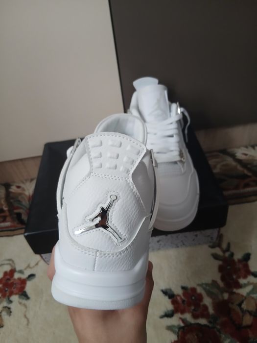 adidasi Jordan 4