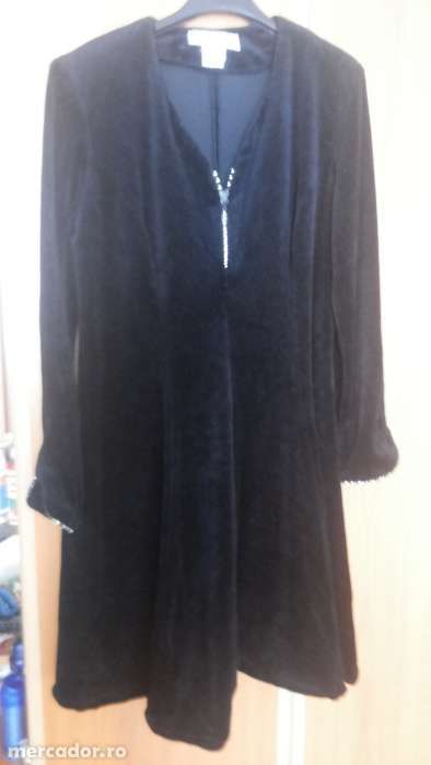 vand rochie neagra de okazie cu strasuri