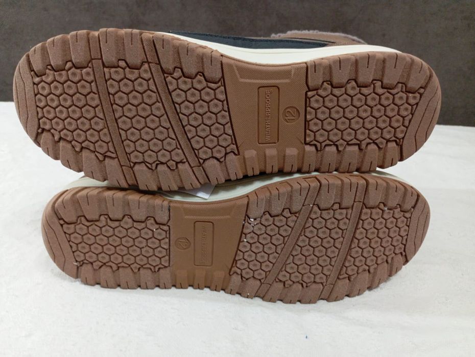 Продам новые зимние фирменные ботинки