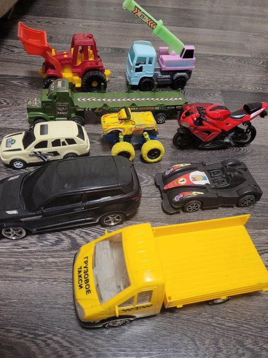 Продам детские машинки