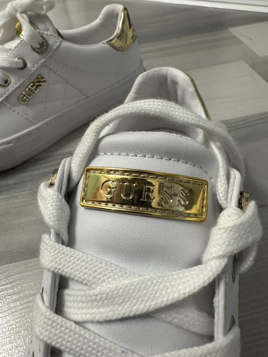 Продам кроссовки “GUESS”