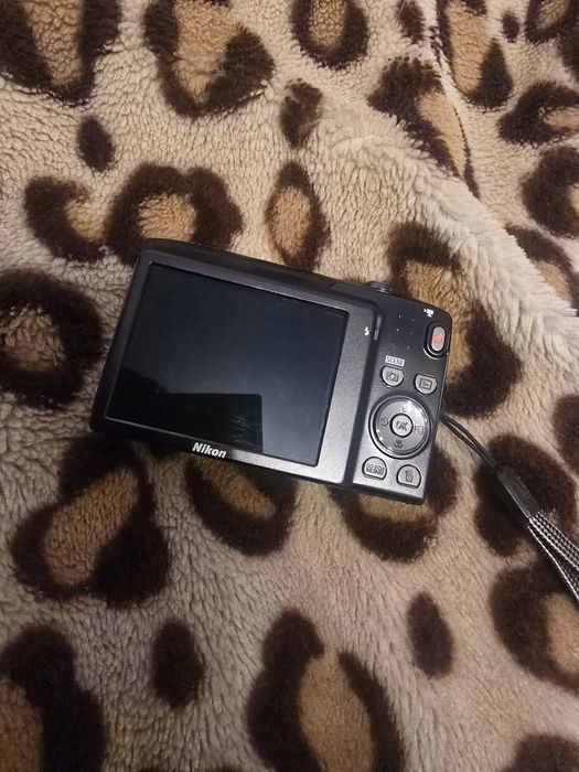 Nikon s3100 cu cars sd4gb-350 lei