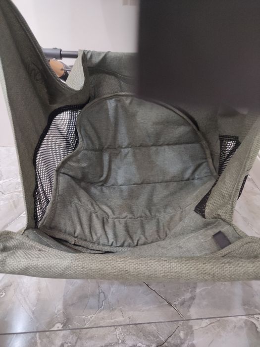 Коляска зелёного цвета