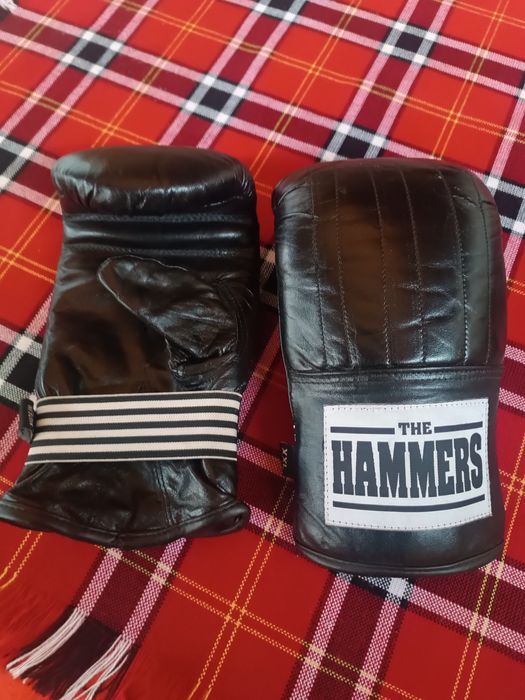 Боксови ръкавици... Уредни.