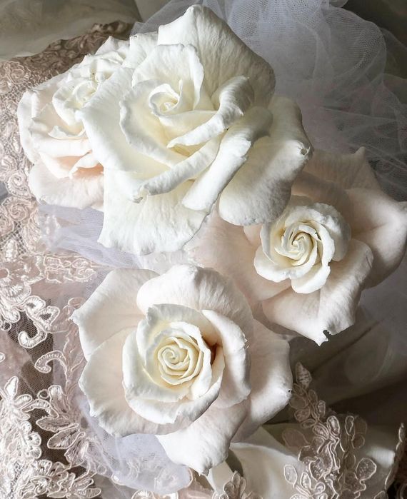 Торт на заказ. Цветы из мастики съедобные.