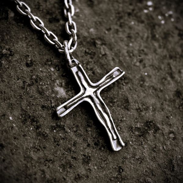 Сребърен медальон 925 кръст – ръчно изработено мъжко бижу с оксидация