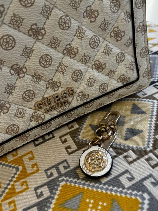 Guess – сумка с фирменным монограммным принтом