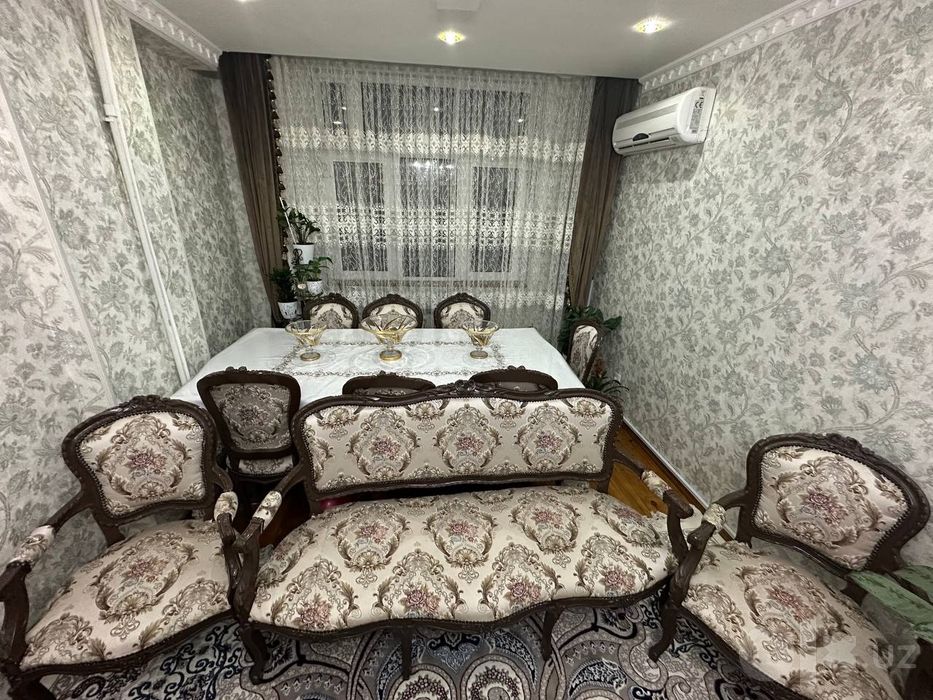 Продаётся стол и стулья