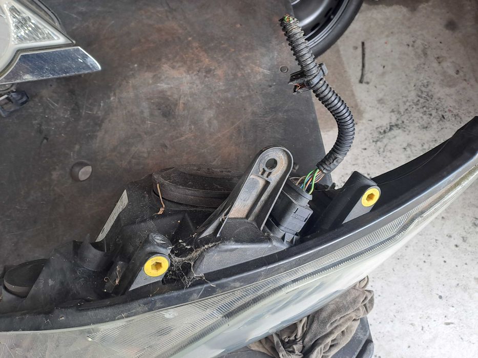 Far stanga dreapta Faruri Ford Kuga 1