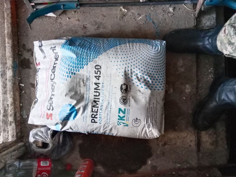 Пластик есік, цемент сатылады