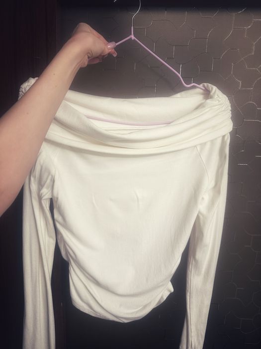 Кофта с открытыми плечами