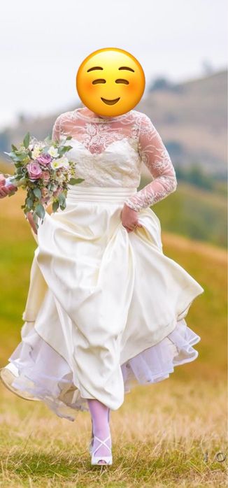 Vand rochie de mireasa din dantela/matase